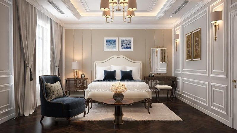Giường ngủ gỗ óc chó bọc nệm trắng kết hợp đường nét uốn lượn tạo nên điểm nhấn ấn tượng cho phòng ngủ tân cổ điển sang trọng, quý phái. Thiết kế nội thất