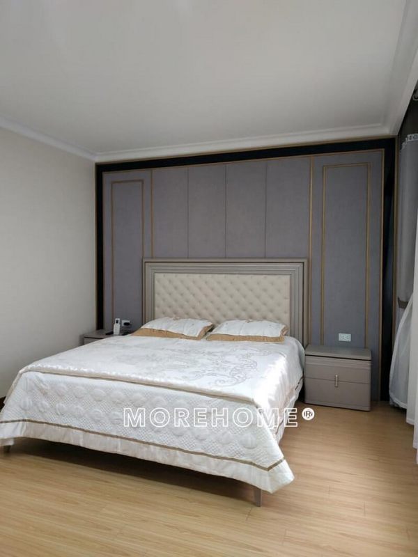 Chiếc giường ngủ hiện đại với phần chân giường thanh mảnh sẽ góp phần tạo nên sự sang trọng và rộng rãi hơn cho căn phòng.
