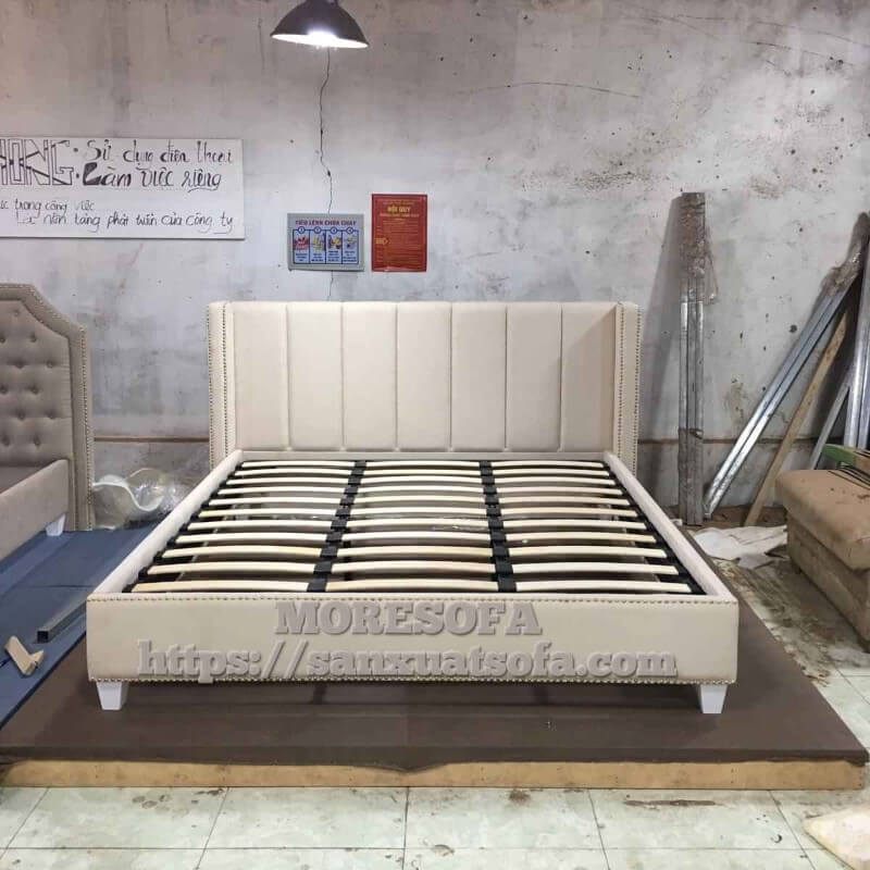 Chúng tôi đang thiết kế và sản xuất một mẫu giường ngủ hiện đại bọc da đẹp và thang giường nan cong để phục vụ khách ở Time City.